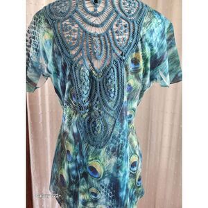 F74 B.L.E.U. Peacock blue & green blouse, crochet, deep V-neck & flutter sleeves